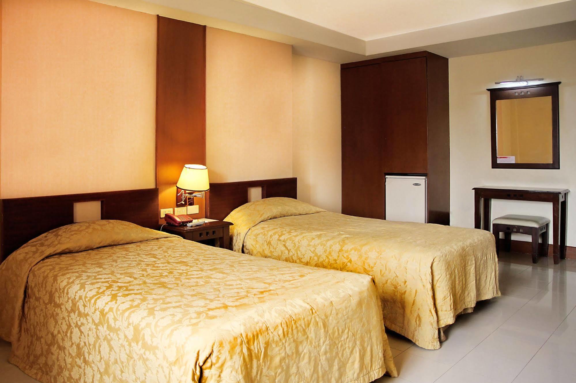 Cherry Blossoms Hotel Маніла Екстер'єр фото
